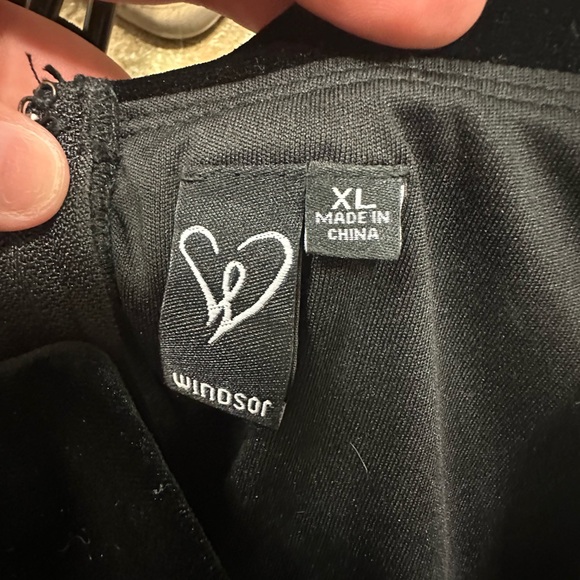 Windsor Black Velvet Gown w/ Deep Plunge, Leg Slit, Off Shoulder. Size X-Large - Picture 6 of 7